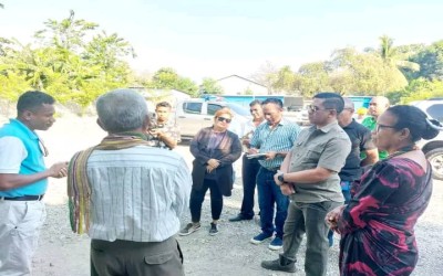 Secretário de Estado do Ensino Secundário Geral e Ensino Secundário Técnico-Vocasional observa direita prosesu realizasaun Ezame Nasional iha ESTV-TIL